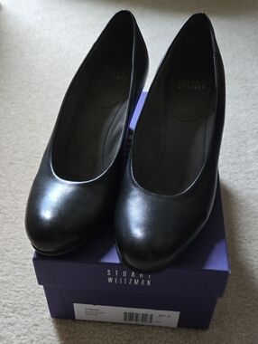Stuart Weitzman Black Leather Round-Toe Pumps
